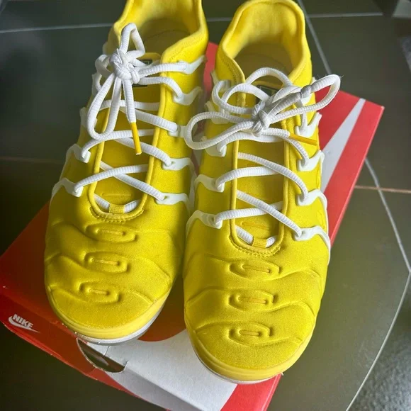 Nike Air VaporMax Plus in Vibrant Yellow and White - Picture 8 of 11